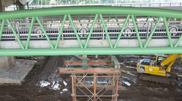 Sắp thông xe cầu vòm sắt vượt hồ đầu tiên ở Hà Nội - Ảnh 1.