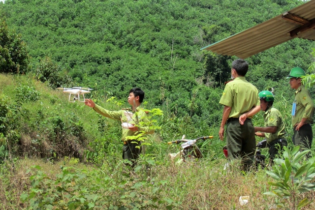 Lâm Đồng bảo vệ rừng bằng flycam - Ảnh 1.