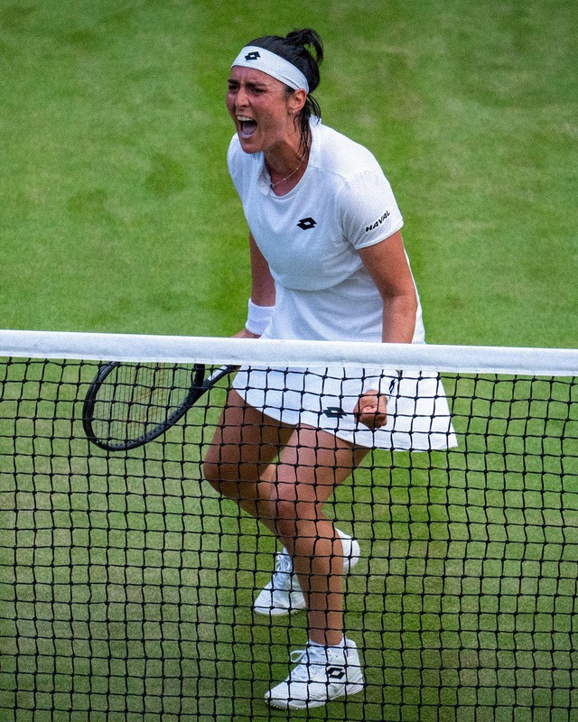 Ons Jabeur giành quyền vào tứ kết Wimbledon 2022 - Ảnh 1.