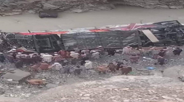 Xe bus lao xuống vực ở Pakistan khiến hàng chục người thương vong - Ảnh 1.