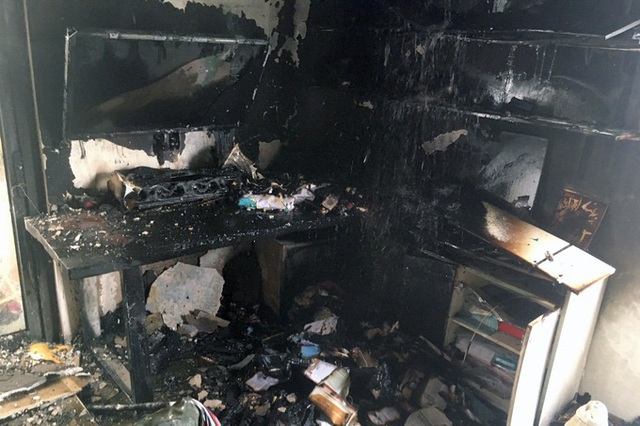 Hà Nội: Giải cứu thiếu niên 16 tuổi mắc kẹt trong căn hộ bị cháy - Ảnh 1.