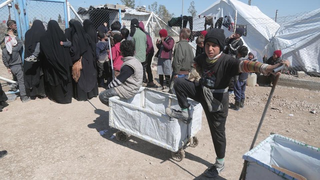 Pháp hồi hương 35 trẻ em, 16 phụ nữ liên quan đến IS ở Syria - Ảnh 1.