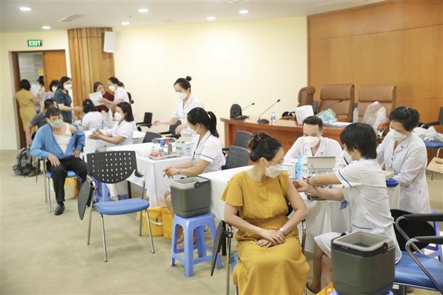 TP Hồ Chí Minh: Tỷ lệ người dân đi tiêm vaccine phòng COVID-19 tăng 5,4 lần - Ảnh 1.