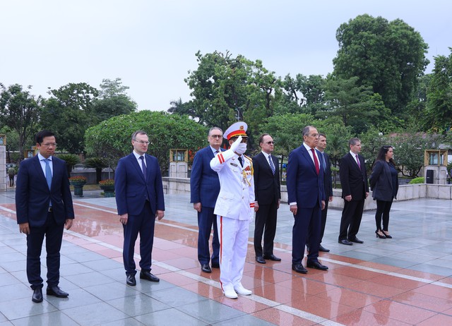Bộ trưởng Bộ Ngoại giao Nga Sergey Lavrov vào Lăng viếng Chủ tịch Hồ Chí Minh - Ảnh 5.