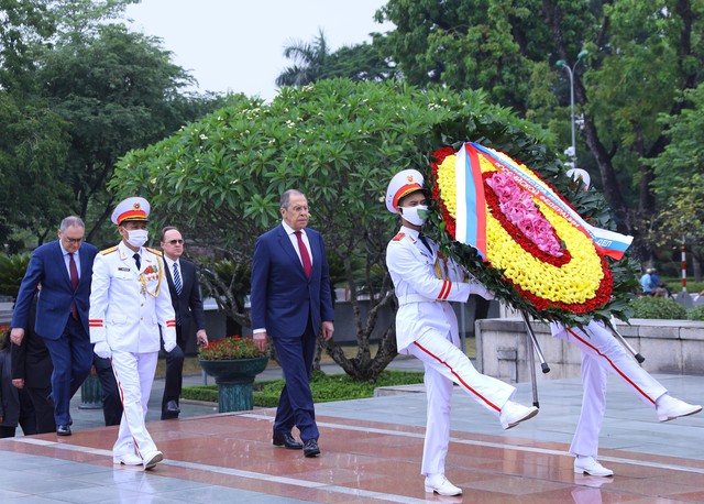 Bộ trưởng Bộ Ngoại giao Nga Sergey Lavrov vào Lăng viếng Chủ tịch Hồ Chí Minh - Ảnh 3.