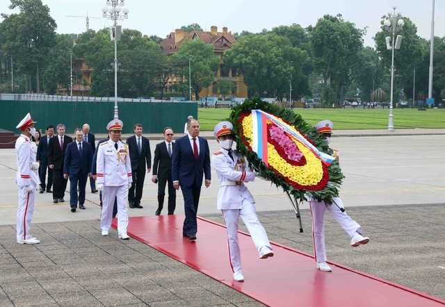 Bộ trưởng Bộ Ngoại giao Nga Sergey Lavrov vào Lăng viếng Chủ tịch Hồ Chí Minh - Ảnh 1.