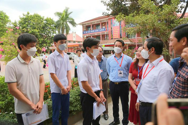 Bộ trưởng Nguyễn Kim Sơn yêu cầu kiểm tra thực tế phát hành sách giáo khoa tại trường học - Ảnh 1.