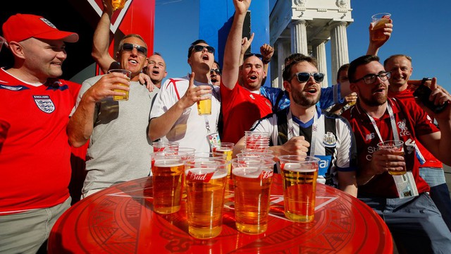 CĐV có thể ngồi tù nếu uống rượu bia khi xem World Cup 2022 - Ảnh 1.