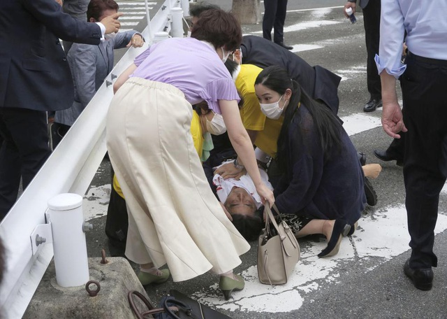 Cựu Thủ tướng Nhật Bản đang trong tình trạng nguy kịch, hung thủ ám sát đã bị bắt - Ảnh 1.