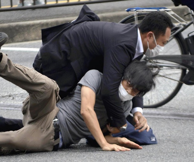 Nguyên nhân tử vong của cựu Thủ tướng Nhật Bản và lỗ hổng an ninh để tiếp cận ông Abe ở cự ly gần - Ảnh 4.