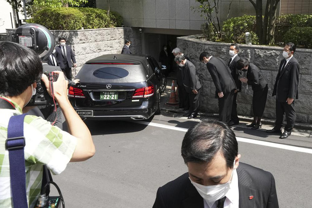 Người dân mặc niệm cựu Thủ tướng Abe Shinzo, lãnh đạo các nước chia buồn với Nhật Bản - Ảnh 1.