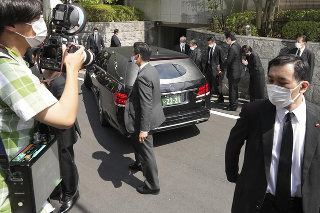 Người dân mặc niệm cựu Thủ tướng Abe Shinzo, lãnh đạo các nước chia buồn với Nhật Bản - Ảnh 2.