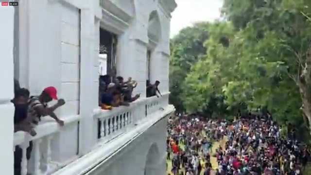 Hàng nghìn người biểu tình Sri Lanka đụng độ với cảnh sát, xông vào dinh thự Tổng thống - Ảnh 1.