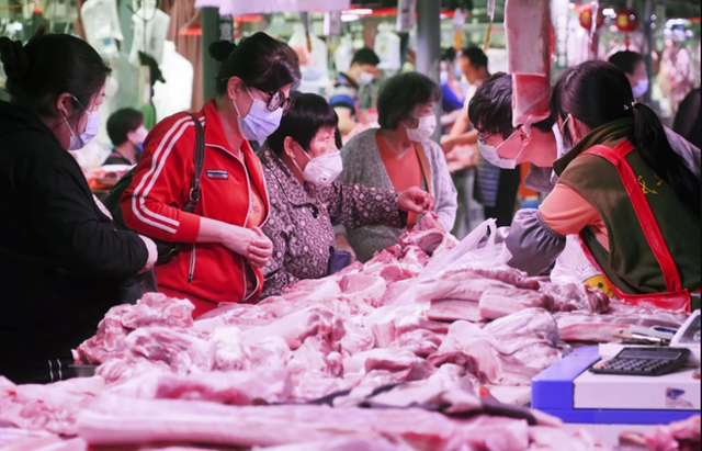 Trung Quốc nỗ lực kiềm chế đà tăng giá thịt lợn - Ảnh 1.