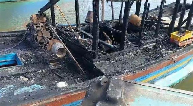 Hỏa hoạn thiêu rụi 3 tàu cá ở khu neo đậu - Ảnh 1.