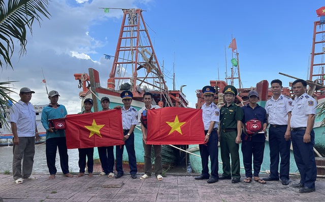 Vùng Cảnh sát biển 4 tặng 4.000 lá cờ Tổ quốc cho ngư dân Cà Mau - Ảnh 1.
