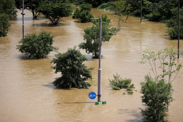 Mưa giảm bớt ở thủ đô Hàn Quốc trong bối cảnh lũ lụt gây thiệt hại nặng nề - Ảnh 2.
