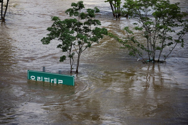 Mưa giảm bớt ở thủ đô Hàn Quốc trong bối cảnh lũ lụt gây thiệt hại nặng nề - Ảnh 1.