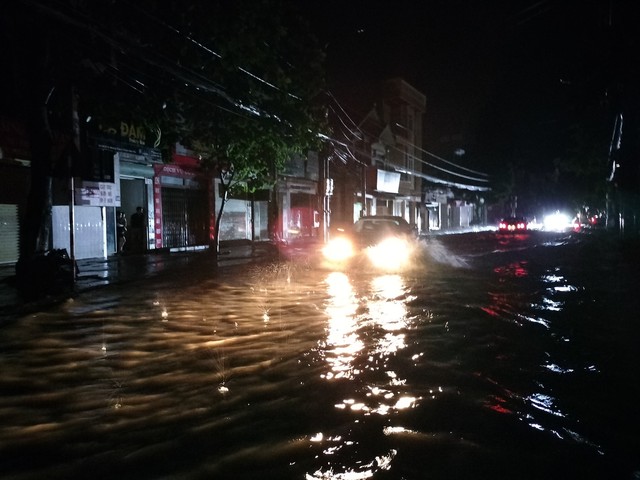 Nhiều tuyến phố ở Điện Biên bị ngập nặng sau mưa lớn trong đêm - Ảnh 5.