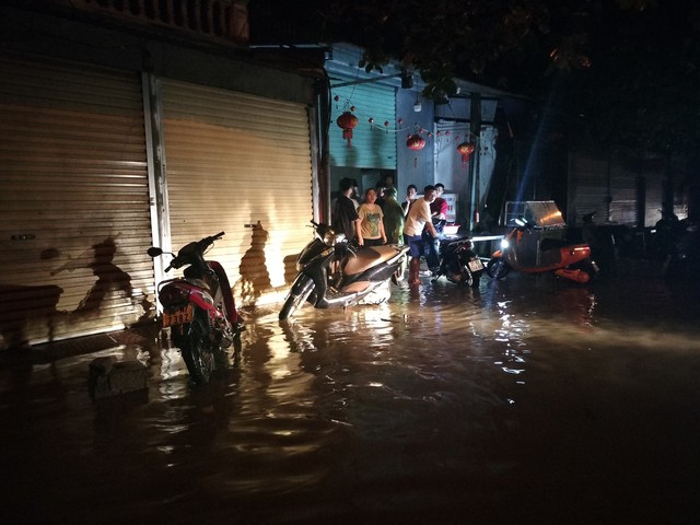 Nhiều tuyến phố ở Điện Biên bị ngập nặng sau mưa lớn trong đêm - Ảnh 6.