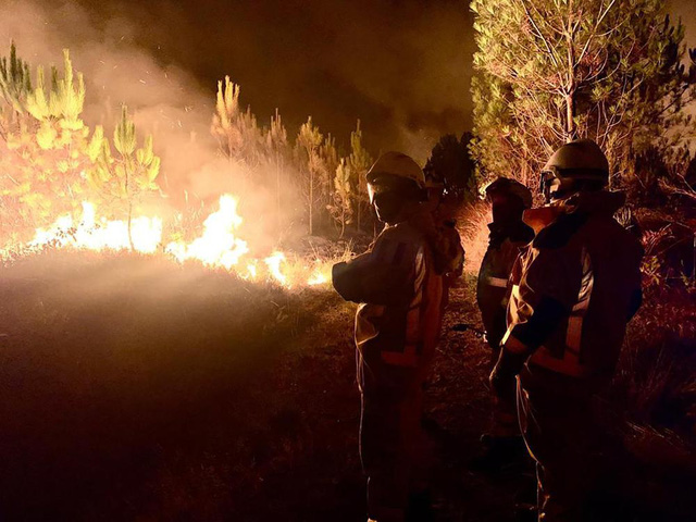 Thêm 5 quốc gia EU giúp Pháp chống cháy rừng - Ảnh 5.