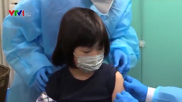 Nhật Bản khuyến cáo tăng cường tiêm vaccine ngừa COVID-19 cho trẻ - Ảnh 1.