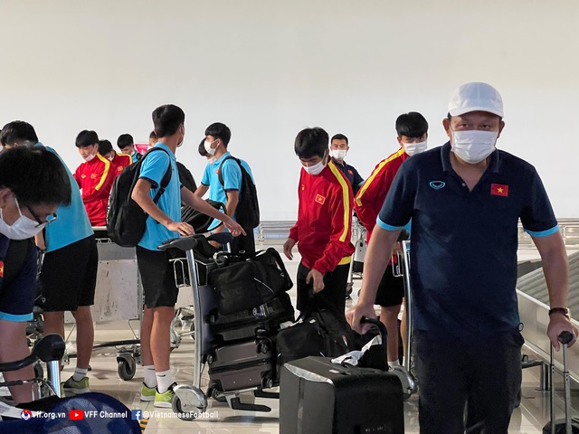 U16 Việt Nam rời Indonesia, chia hai nhóm trở về nước - Ảnh 2.