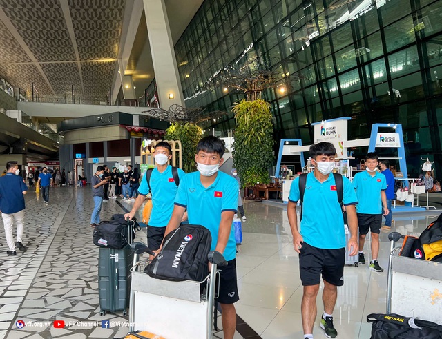 U16 Việt Nam rời Indonesia, chia hai nhóm trở về nước - Ảnh 3.