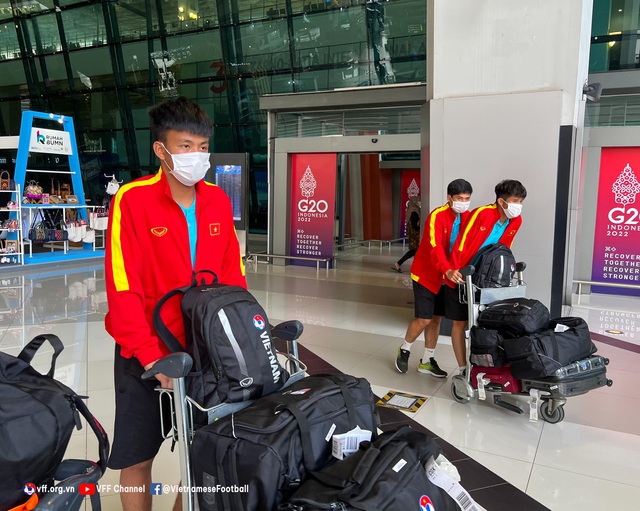 U16 Việt Nam rời Indonesia, chia hai nhóm trở về nước - Ảnh 4.