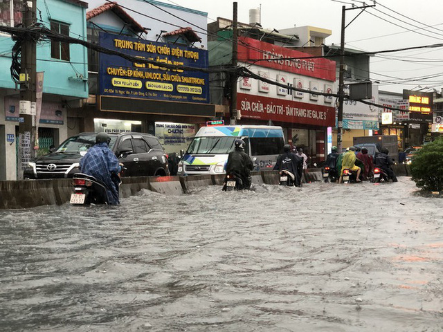 Người dân TP Hồ Chí Minh “bơi” trên đường sau trận mưa lớn hơn 3 giờ liền - Ảnh 2.