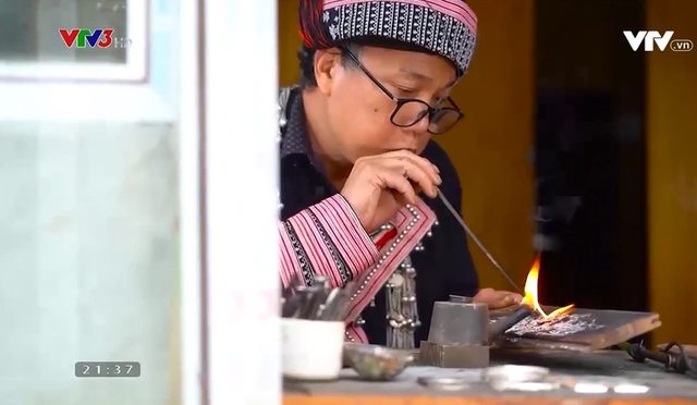 Việt Nam đa sắc: Kỳ công nghề chạm bạc của đồng bào Dao Đỏ - Ảnh 2.