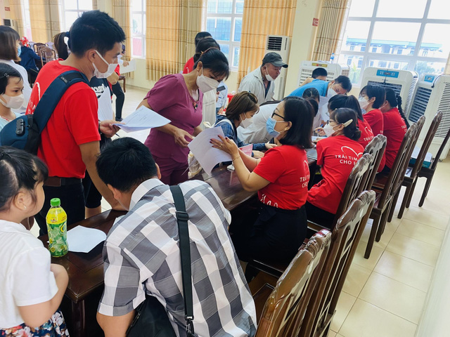Hơn 1200 trẻ em được khám sàng lọc bệnh tim bẩm sinh tại Nam Định - Ảnh 4.