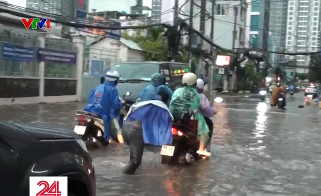 Người dân TP Hồ Chí Minh “bơi” trên đường sau trận mưa lớn hơn 3 giờ liền - Ảnh 3.
