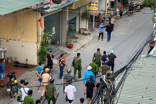 Thanh niên nghi ngáo đá, cầm hung khí náo loạn đường phố ở Sầm Sơn - Ảnh 1.