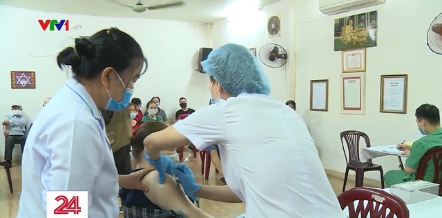 Hà Nội: Các quận, huyện đồng loạt tăng tốc bao phủ vaccine - Ảnh 1.