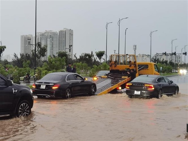 Mưa lớn, gần 40 tuyến đường tại TP Hồ Chí Minh ngập như sông - Ảnh 6.