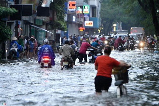 Mưa lớn, gần 40 tuyến đường tại TP Hồ Chí Minh ngập như sông - Ảnh 2.
