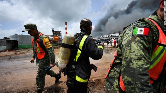 Venezuela hỗ trợ Cuba tái thiết cảng bị hư hại do vụ cháy kho dầu - Ảnh 1.