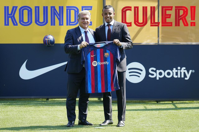 Jules Kounde chính thức ra mắt tại Barcelona - Ảnh 1.