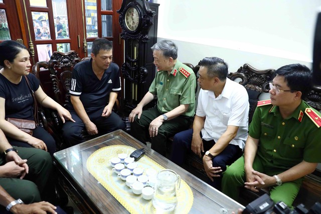 Bộ trưởng Tô Lâm thăm hỏi, động viên thân nhân 3 chiến sĩ hy sinh khi chữa cháy - Ảnh 1.