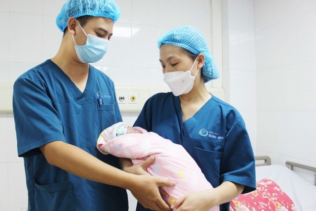 Cứu sống bé sơ sinh non chỉ nặng 700 gram, mắc nhiều bệnh lý nguy hiểm - Ảnh 2.