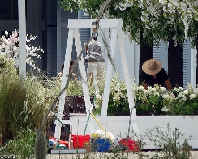 Jennifer Lopez mặc váy trắng hôn Ben Affleck trong ngày cưới - Ảnh 6.