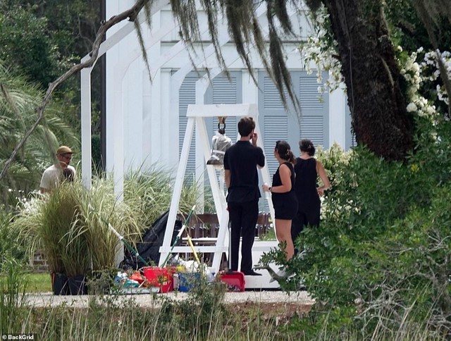Jennifer Lopez mặc váy trắng hôn Ben Affleck trong ngày cưới - Ảnh 7.