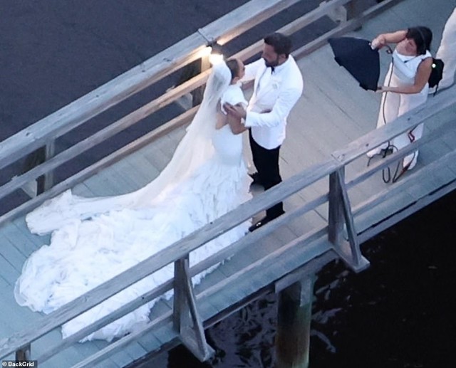 Toàn cảnh đám cưới xa hoa tại đồn điền 8,9 triệu USD của Ben Affleck - Ảnh 14.