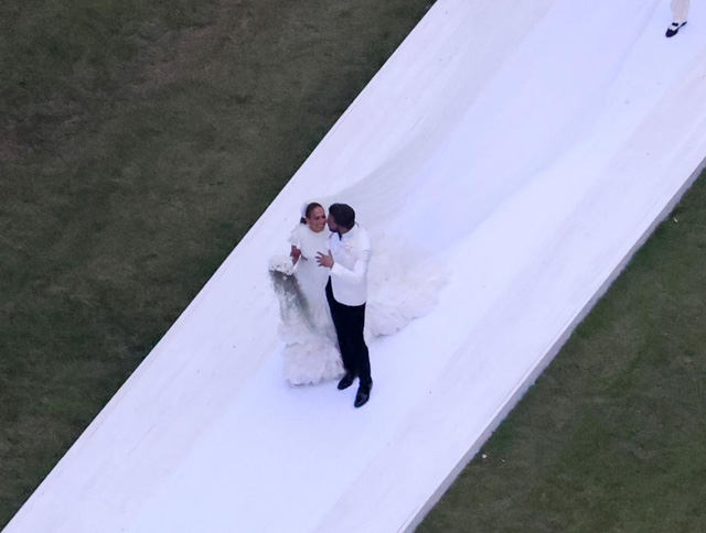 Jennifer Lopez lộng lẫy trong đám cưới lần 2 với Ben Affleck - Ảnh 2.