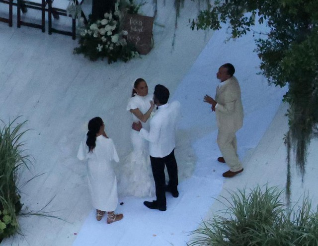 Jennifer Lopez lộng lẫy trong đám cưới lần 2 với Ben Affleck - Ảnh 5.