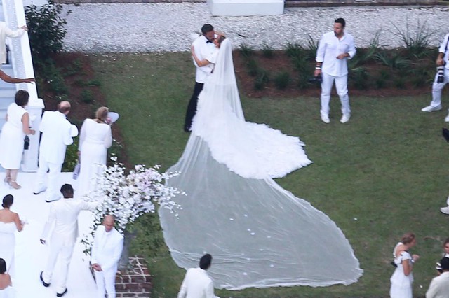 Jennifer Lopez lộng lẫy trong đám cưới lần 2 với Ben Affleck - Ảnh 4.