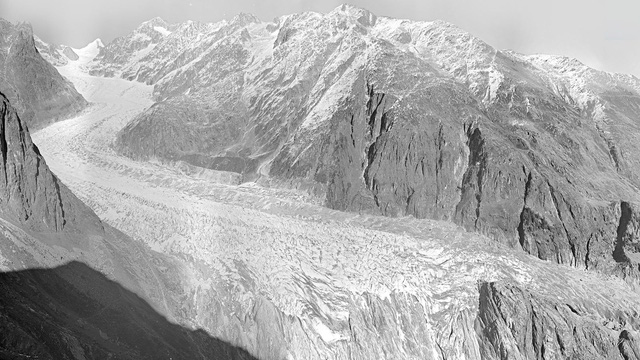 Các sông băng của Thụy Sĩ tan chảy một nửa lượng băng trong chưa đầy một thế kỷ - Ảnh 1.