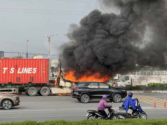 Người dân hỗ trợ dập lửa khi xe container bốc cháy nhưng bất thành - Ảnh 2.