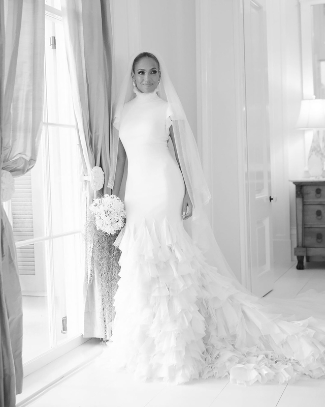Jennifer Lopez mặc ba chiếc váy cưới siêu kỳ công và tốn kém  của Ralph Lauren - Ảnh 1.